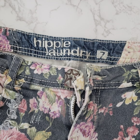 ❌SOLD❌ Vanilla Star Hippie Laundry Floral Denim Shorts - Picture 3 of 5